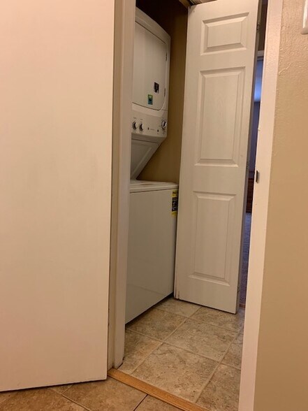 Building Photo - 10101 Prince Pl