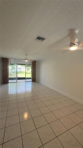 Building Photo - 873 Crystal Lake Dr