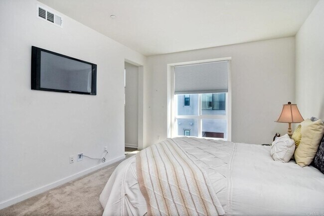 Building Photo - Downtown Oceanside Condo with pool and roo...