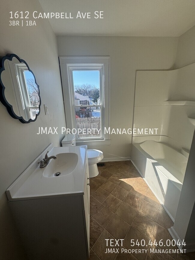 Building Photo - 1612 Campbell Ave SE