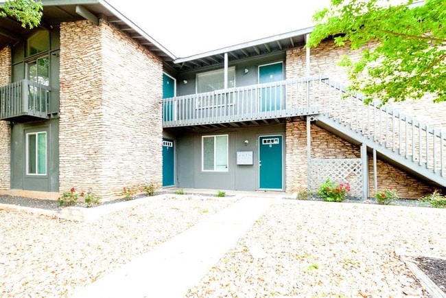 Building Photo - 2506 Manor Cir