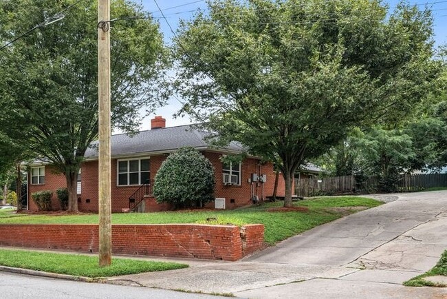 Building Photo - Adorable Duplex in the UNCG Area, Hardwood...