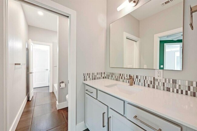 Building Photo - Chic on Chestnut!