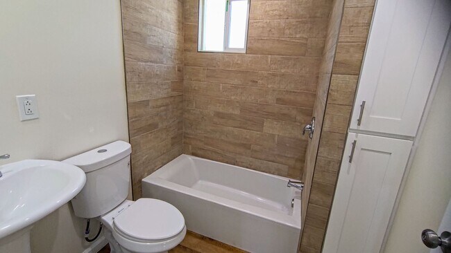Building Photo - Newly Remodeled 3 Bedroom 2 Bath with Swee...