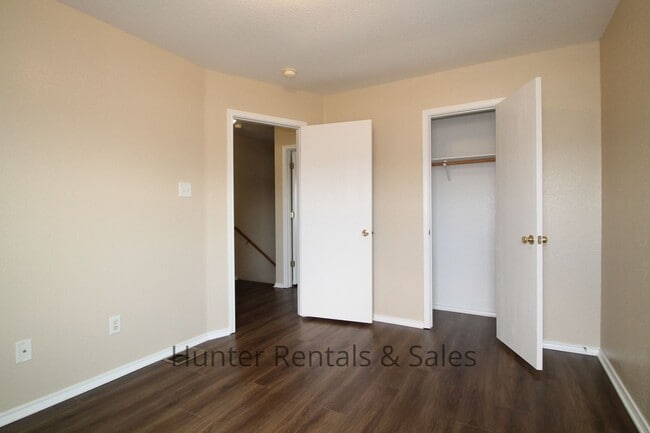 Building Photo - Delightful Townhouse!