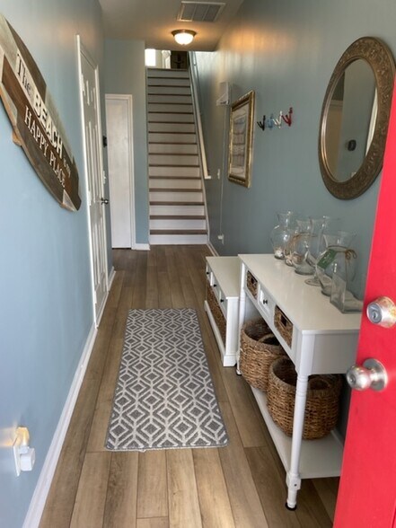 Entry way / foyer - 709 Elton Ave