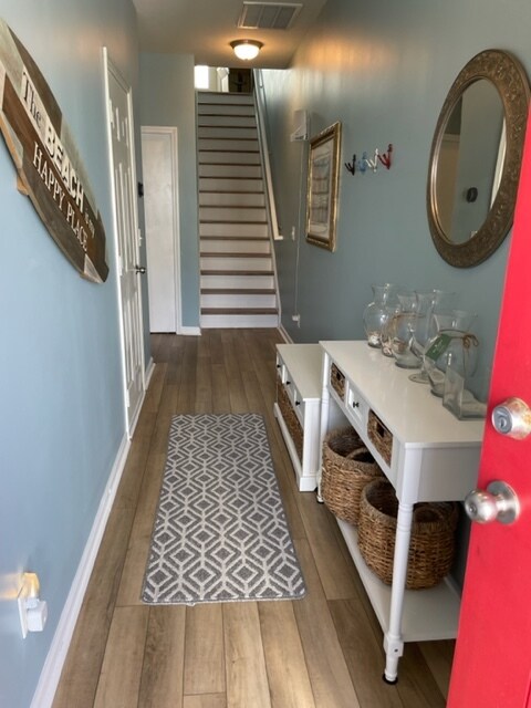 Entry way / foyer - 709 Elton Ave