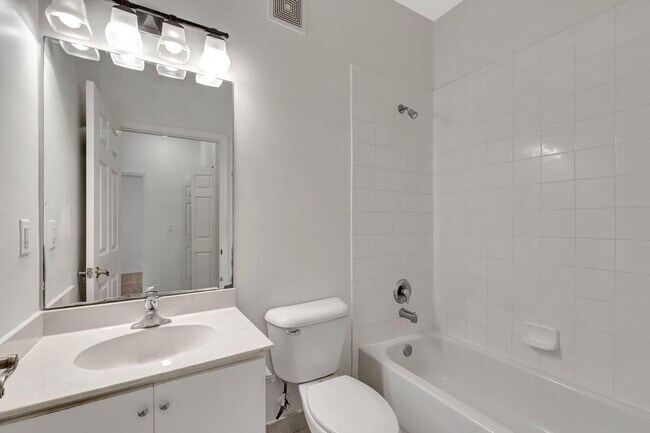 Building Photo - 3070 Grandiflora Dr