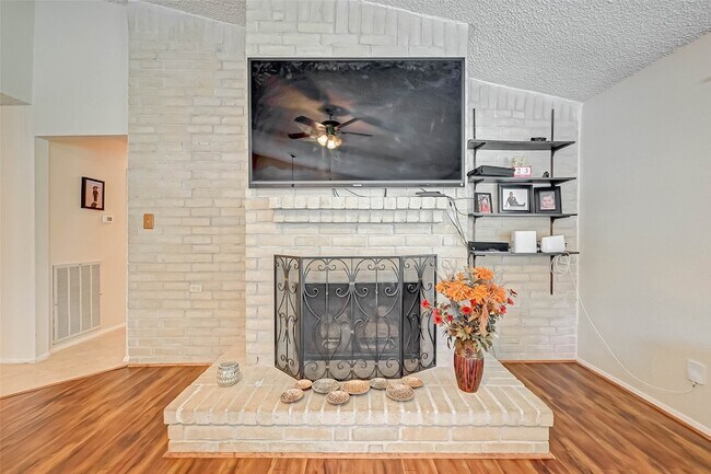 Building Photo - 16355 Sierra Grande Dr
