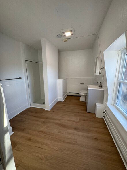 Building Photo - 76 Elm St