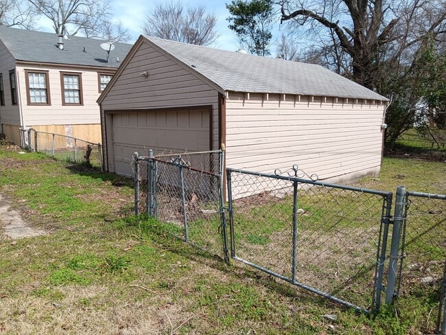 Building Photo - 103 E Robinson Pl