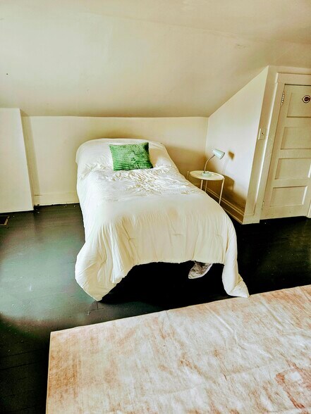 3rd top floor bedroom - 1923 Dana Ave