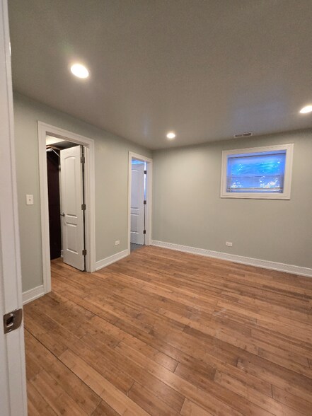 Building Photo - 2505 W Granville Ave