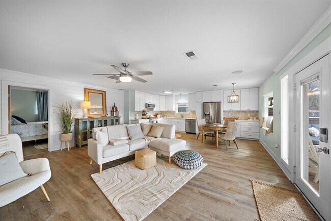 Building Photo - 1069 Redfish St
