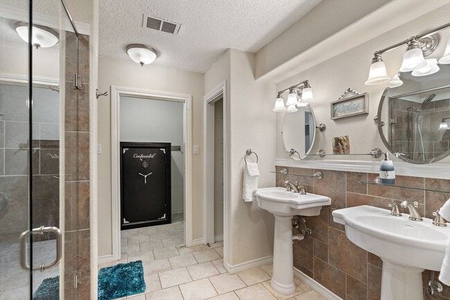Building Photo - Captivating 3-Bedroom Escape with Private Deck & HOA Pool Access in Grand Prairie!