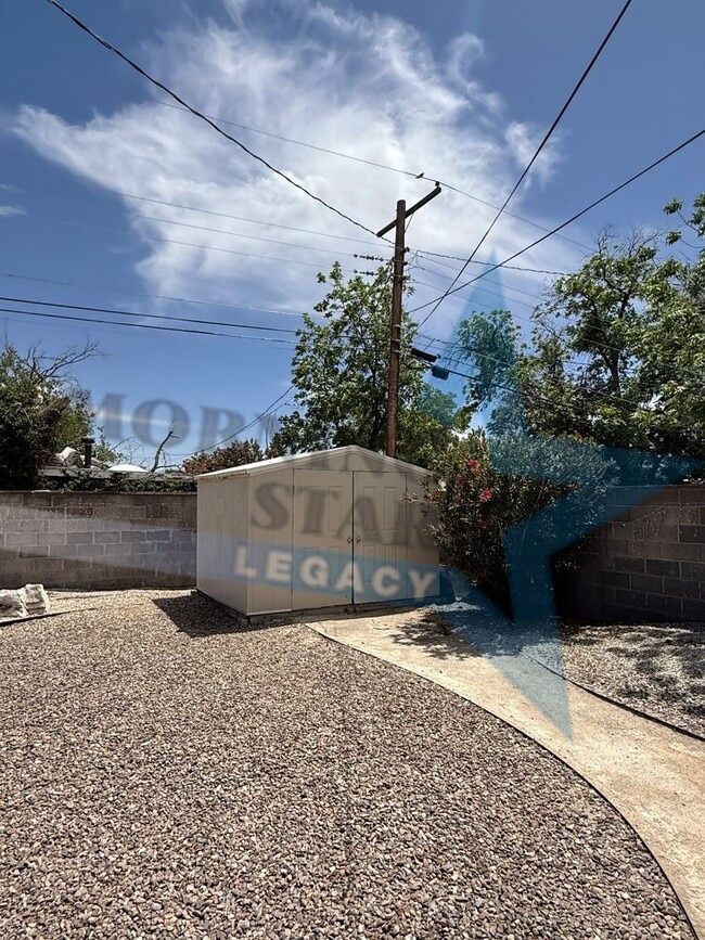 Building Photo - Cute 3-Bedroom with Large Backyard!