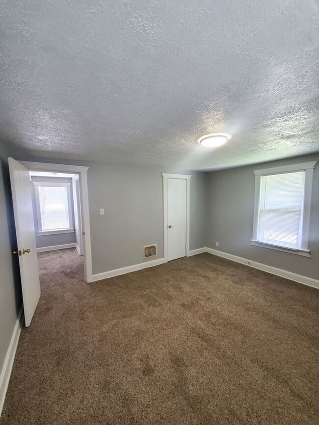 Building Photo - 2 BEDROOM SINGLE FAMILY HOME