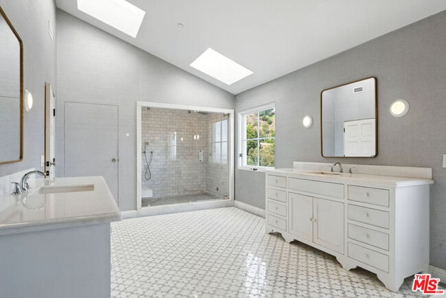 Building Photo - 1675 Woods Dr