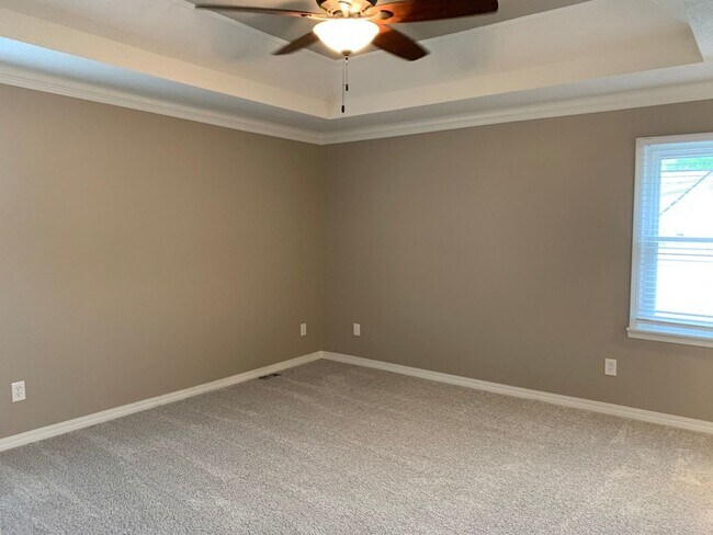 Building Photo - Large 4 Bedroom/3 Bath Home in Lee's Summit