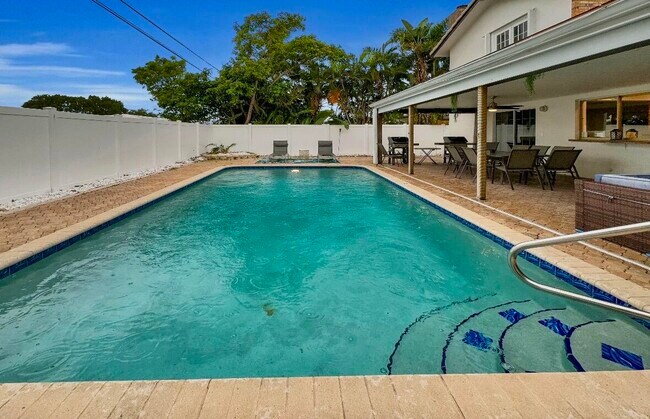 Building Photo - 5940 NE 22nd Ave