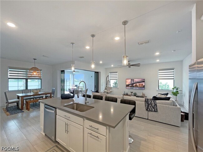 Building Photo - 2057 Yellowfin Cir