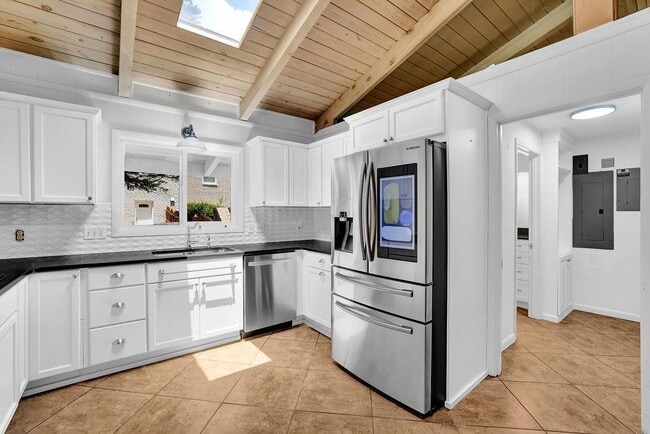 Building Photo - 505 River Valley Rd NW