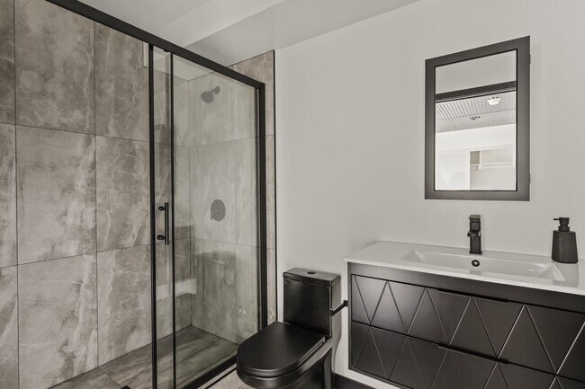 Building Photo - A 5 bedroom, 4 bathroom Fully Furnished Apartment at 1515 1/2 Selby Ave.