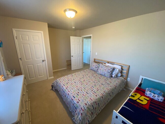 Building Photo - 4 Bed 4 Bathroom Home in Banning Lewis With Fished Basement!!