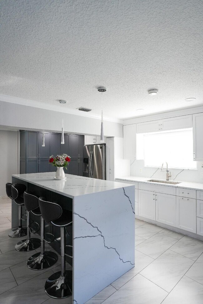 Building Photo - 448 Alemeda Dr