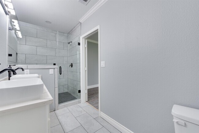 Building Photo - 10622 Rustling Oaks Dr
