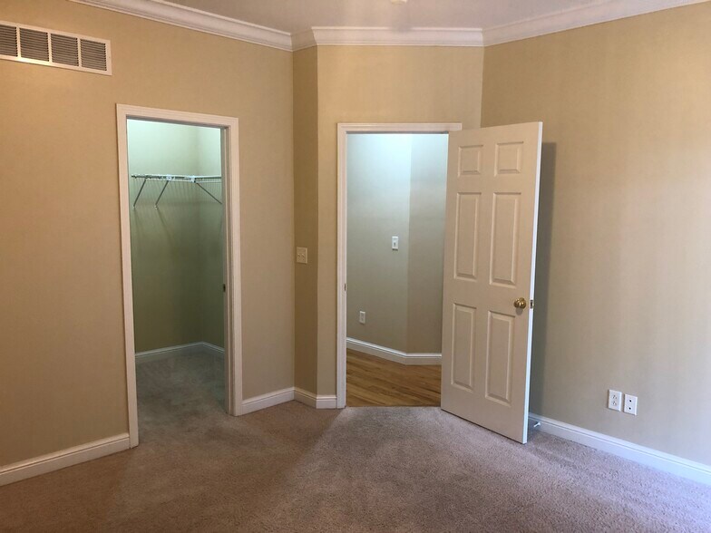 Building Photo - 7338 Amherst Ave