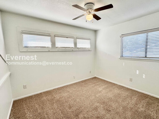 Building Photo - 3 Bed/1.5 Bath Home with Garage / Pet-Frie...