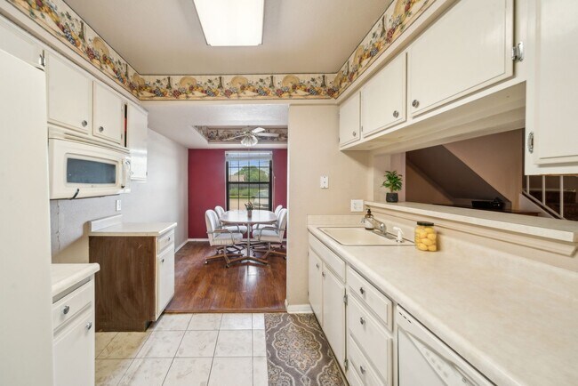 Building Photo - Cozy 2 Bedroom Condo located in the South Tulsa