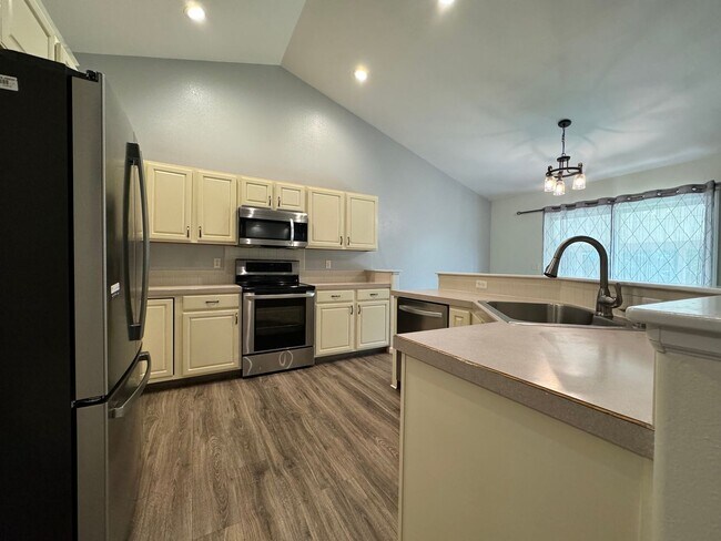 Building Photo - Beautiful Home in W Fort Collins