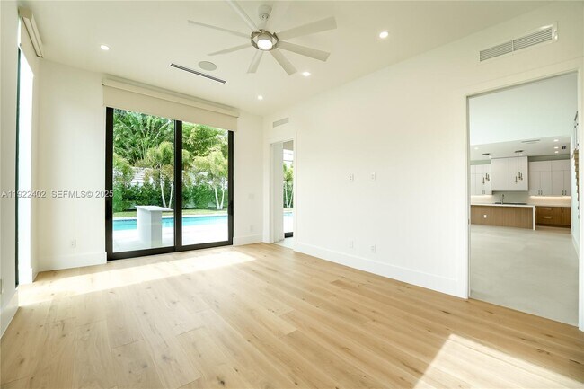 Building Photo - 333 NE Spanish Ct