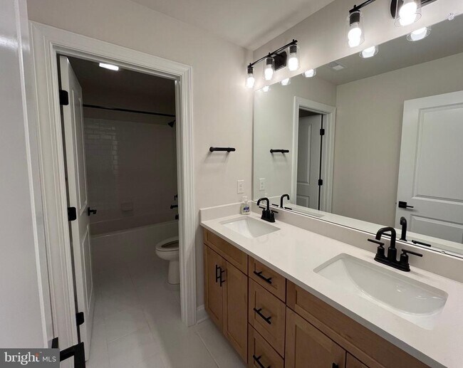 Building Photo - 33743 Catching Cv