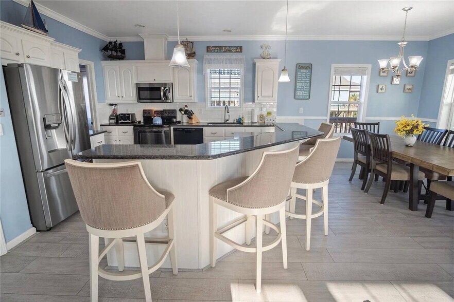 Building Photo - 975 Dolly St