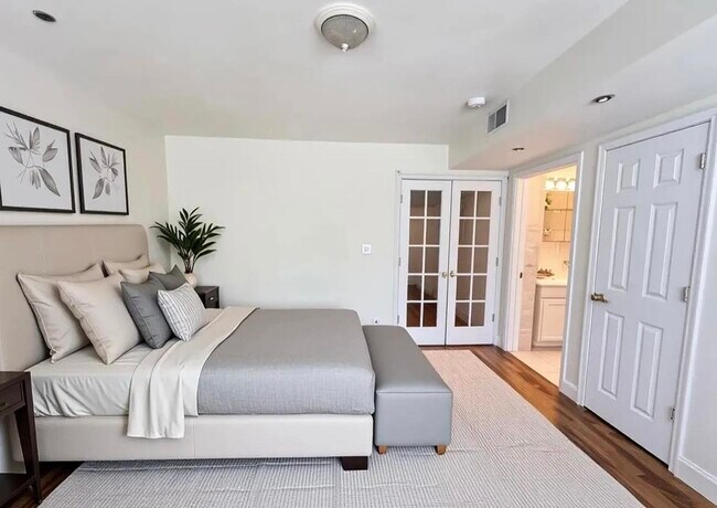 Building Photo - 102 Hudson St