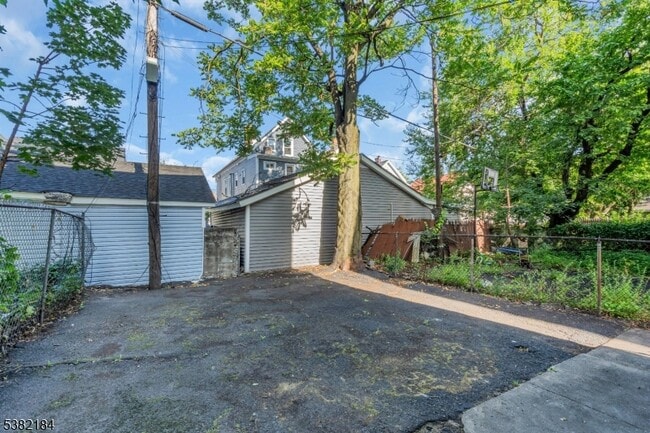 Primary Photo - 937 Grove St