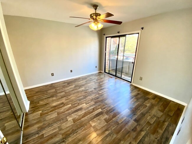 Building Photo - 1116 N Green Dr