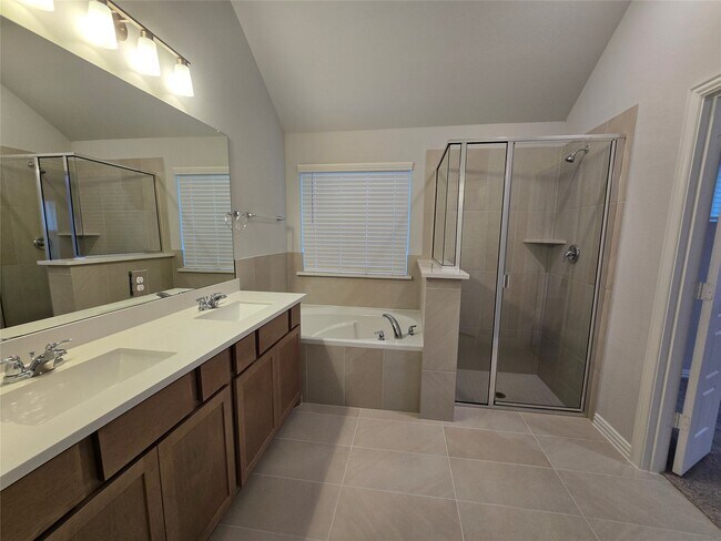 Building Photo - 2215 Villa Bella Ln