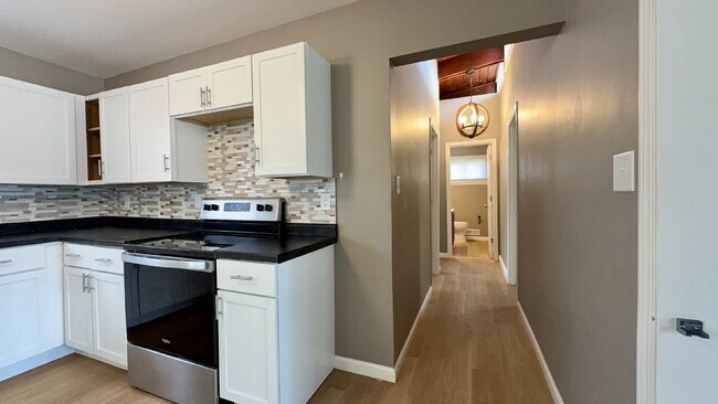 Building Photo - Beautifully remodeled 3 bedroom, 1.5 bath home.