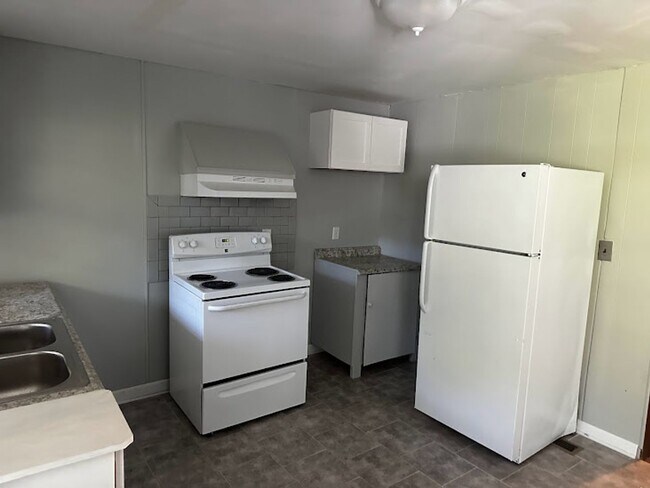 Building Photo - Dartmouth Duplex