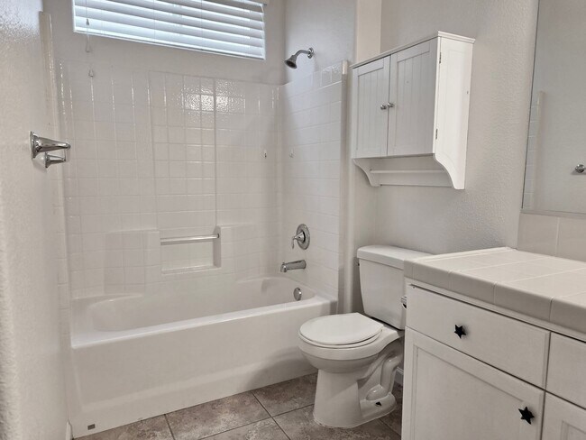 Building Photo - $2,400 Barstow & Leonard, 3 Bed- 2 Full Ba...