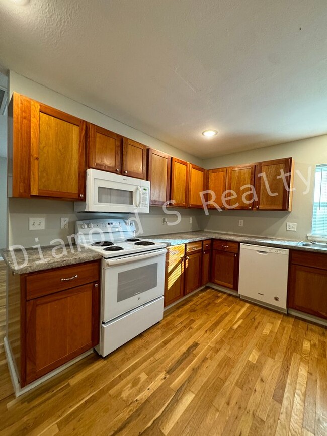 Building Photo - Country Setting!  2 Bed/2 Bath Home
