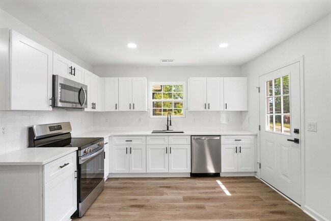 Building Photo - Completely Renovated Durham Home!