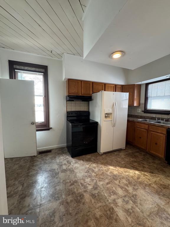 Building Photo - 3601 Oak Rd