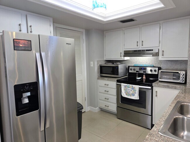 Building Photo - 285 107th Ave