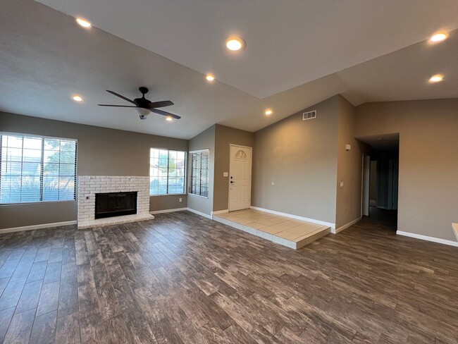 Building Photo - Beautiful 3 Bedroom 2 Bathroom House in Co...