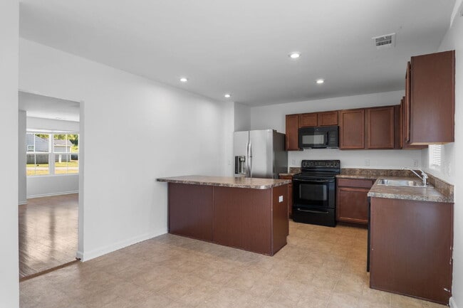 Building Photo - Spacious 4-Bedroom Home for Rent in Prime ...